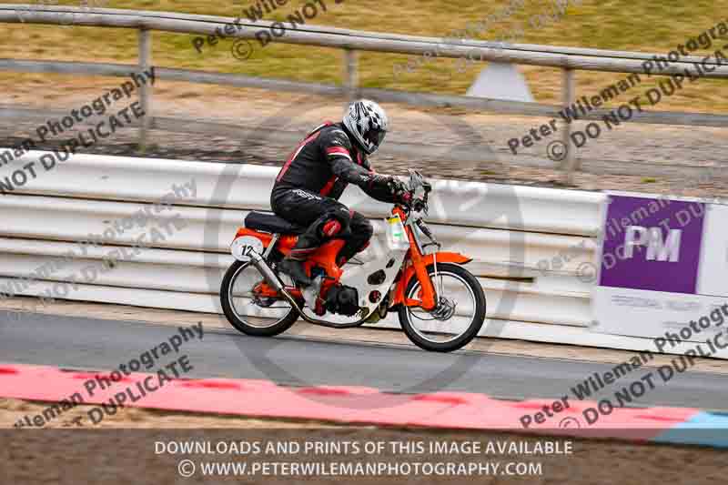 Vintage motorcycle club;eventdigitalimages;mallory park;mallory park trackday photographs;no limits trackdays;peter wileman photography;trackday digital images;trackday photos;vmcc festival 1000 bikes photographs
